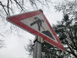 Ein Schild weist auf eine Baustelle hin. Foto: Volkmann