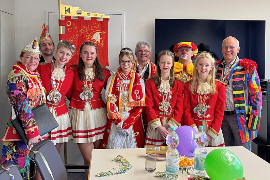 Landtagsabgeordneter Martin Sträßer (r.) empfing junge Karnevalregenten aus Velbert im Landtag NRW: Kinderprinzessin Marie I., Hofdamen: Savannah Matrusch, Maike Kammann, Felicia Pettau, Jana Agricola, Standartenträger Kevin Scarteddu, Hofmarschallin Sabrina Jaite, Fahrer Manfred Niederheide sowie als Begleitung Melanie und Karsten Schulz sowie Nadine Schmitz Foto: Büro Sträßer