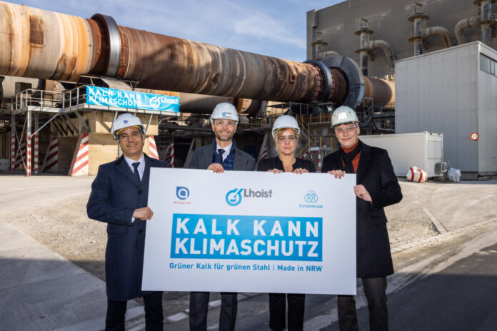 Gilles Le Van (Air Liquide), Thomas Perterer (Lhoist), NRW-Wirtschafts- und Klimaschutzministerin Mona Neubaur und Dr. Arnd Köfler (thyssenkrupp Steel) vor den Öfen von Europas größtem Kalkwerk in Wülfrath (v.l.). Foto: Lhoist