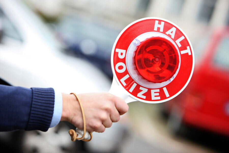 Die Beamten konnte den Raser wenig später stoppen und die Personalien feststellen. Symbolbild: Polizei
