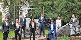 Der Ausbildungsjahrgang 2020 der Kreissparkasse Düsseldorf: Ogannes Mirakyan, Linda Küsters, Philipp Heye, Dala-Mabel Lichte, Julius Back, Pit Främke, Lara Höpner und Tobias Hube. Foto: Martina Chardin