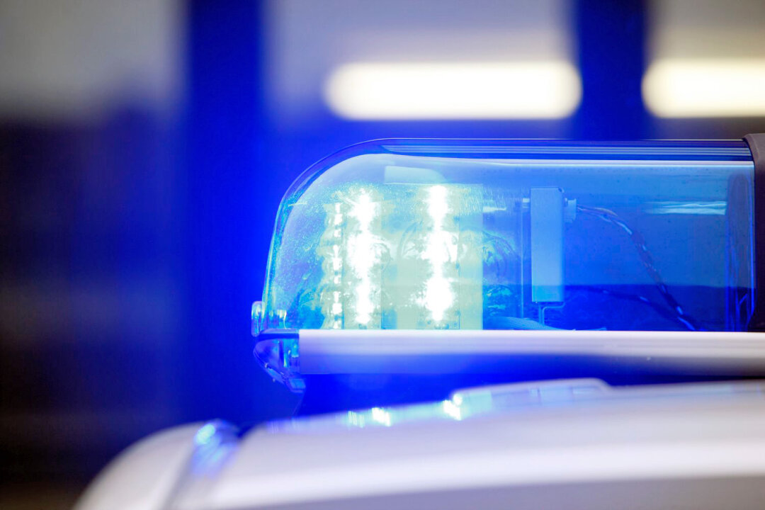 Nach Polizeiangaben verlief ein beim Unfallverursacher durchgeführter Drogentest positiv auf Kokain. Symbolbild: Polizei