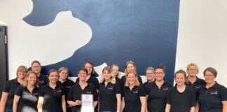 Der Chor "Chorisma" mit seiner Auszeichnung als "Meisterchor". Foto: Chorisma