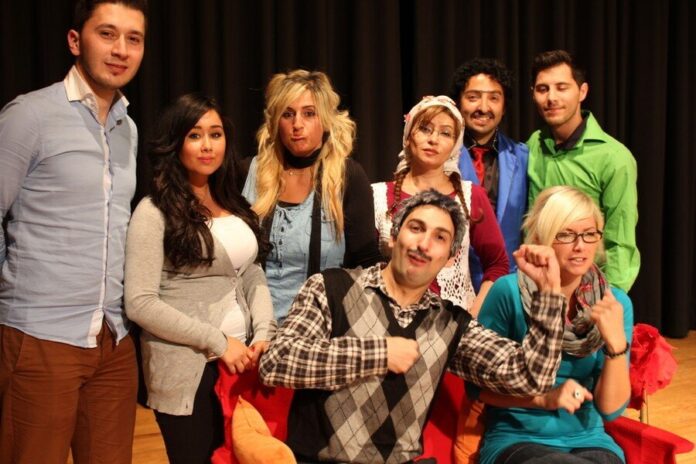 Die Theatergruppe "Halber Apfel" nimmt sich des Themas Multi-Kulti-Hochzeit auf eine lustige und kritische Art und Weise an. Foto: Veranstalter