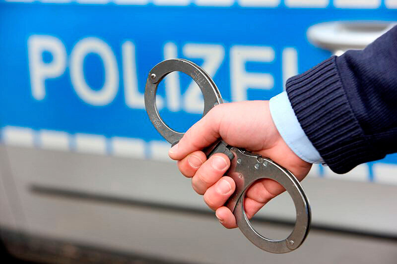 Die Polizei nahm am Freitagabend einen Räuber fest. Zwei Tatverdächtige konnten fliehen. Symbolbild: Polizei