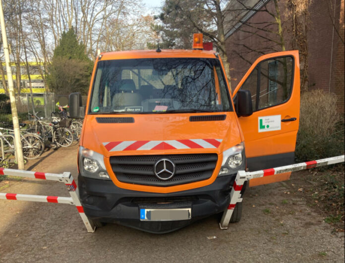 Die Fahrt endete an einer Absperrung. Foto: Polizei