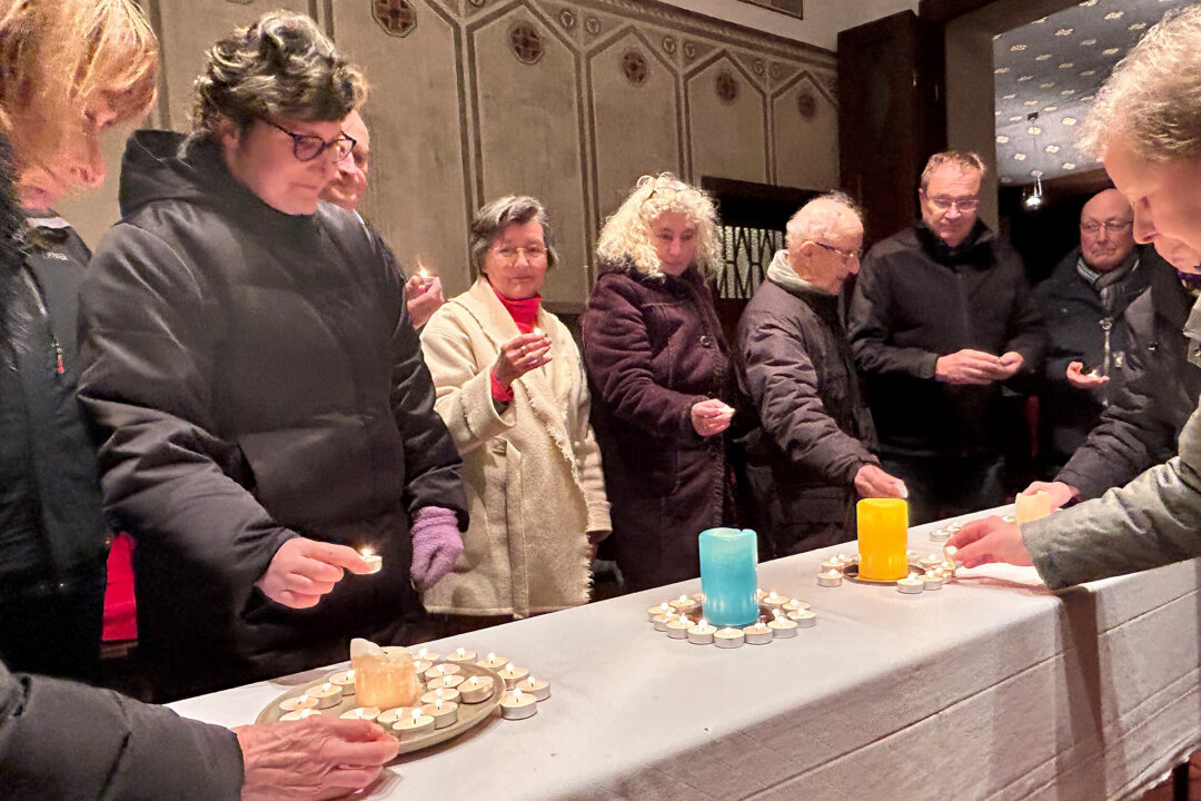 Teilnehmer beim Friedensgebet, dass jeden Freitag in der Velberter Christuskirche stattfindet. Foto: privat