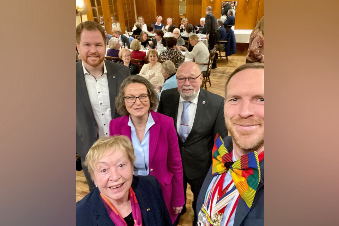 FU-Vorsitzende Uschi Klützke (vorn, l.) mit Björn Kerkmann, Ina Scharrenbach, Heinz-Peter Schreven und Dr. Jan Heinisch. Foto: privat