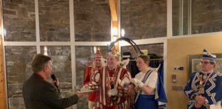 Mundart für das Prinzenpaar: Jonges-Baas Edgar Dullni überreichte den Tollitäten ein Buch mit Dönekes und Gedichten „op Platt‟. Foto: Ratinger Jonges