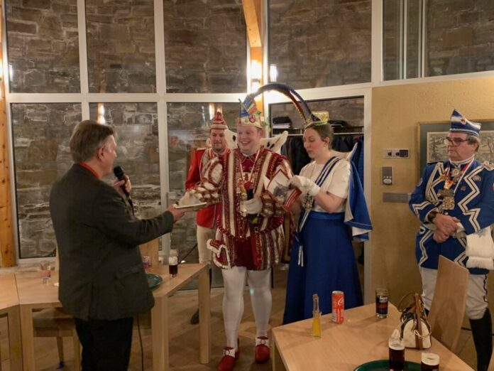 Mundart für das Prinzenpaar: Jonges-Baas Edgar Dullni überreichte den Tollitäten ein Buch mit Dönekes und Gedichten „op Platt‟. Foto: Ratinger Jonges
