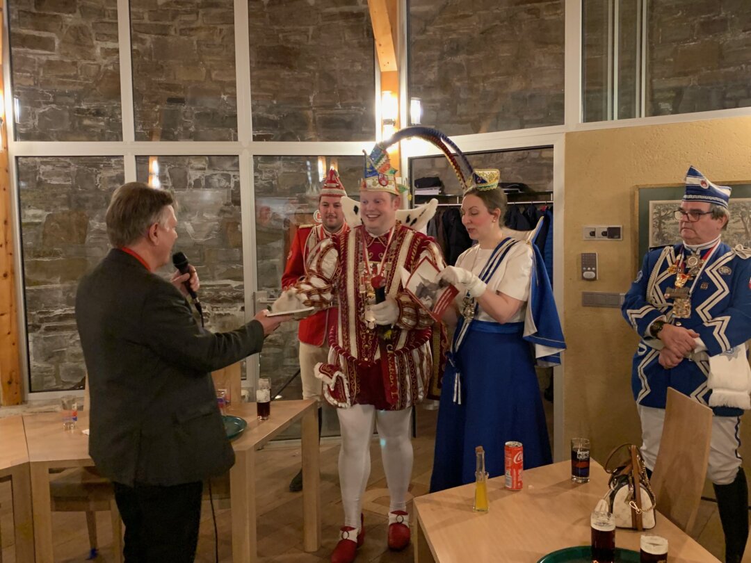 Mundart für das Prinzenpaar: Jonges-Baas Edgar Dullni überreichte den Tollitäten ein Buch mit Dönekes und Gedichten „op Platt‟. Foto: Ratinger Jonges