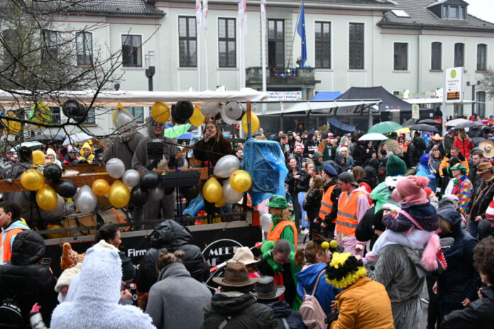 Tausende Jecke haben dem Zug der Heljens-Jecken durch Heiligenhaus zugejubelt. Foto: Mathias Kehren