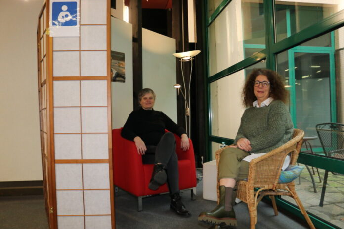 Bibliotheksleiterin Ursula Leifeld (l.) und Jugendhilfeplanerin Karen Holle in dem Bereich der Bibliothek, in dem Mütter ihre Babys in Ruhe stillen können. Foto: Kreisstadt Mettmann