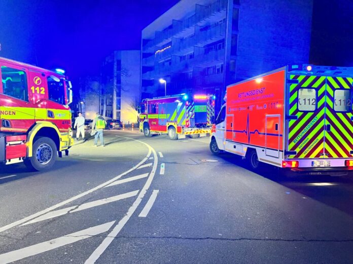 Einsatzkräfte vor Ort an der Düsseldorfer Straße. Foto: FW Ratingen