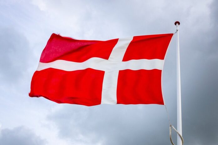 Die Flagge Dänemarks weht im Wind. Foto: pixabay