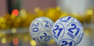 Zwei Bingokugeln liegen bereit. Foto: pixabay