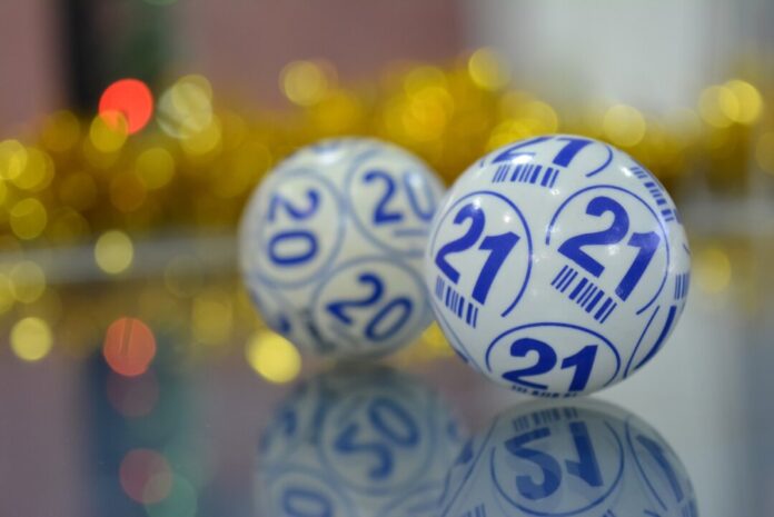 Zwei Bingokugeln liegen bereit. Foto: pixabay