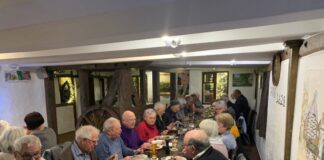 Voll war es in den Kutscherstuben - auf den Tellern: Grünkohl und Mettwurst. Foto: BV Düssel