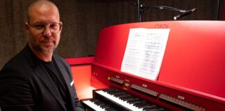 Der Organist Stefan Barde spielt in Mettmann. Foto: Vera Marzinski