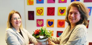 Bianca Goedki von der Abfallberatung übereicht Andrea Richter Blumen für ihre Anmeldung beim Dreck-weg-Tag: Es war die 1.000ste. Foto: Stadt Wülfrath