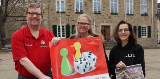 Freuen sich auf die 13. Ratinger Spieletage: Das Organisationsteam um (v.l.) Initiator Thomas Fedder, Andrea Laumen (Ev. Kirchengemeinde Ratingen) und Stefanie Böschenbröker (Jugendzentrum LUX). Foto: Stadt Ratingen