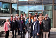 Deutsch-französisches Gruppenfoto nach dem Empfang im Rathaus, im Vordergrund Bürgermeister Klaus Pesch und Annick Lebrun, Ratsmitglied aus Maubeuge. Foto: Stadt Ratingen