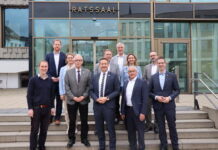 Bürgermeisterkonferenz in Ratingen (v.l.n.r.): Daniel Zimmermann (Monheim), Björn Kerkmann (Erster Beigeordneter Heiligenhaus), Sandra Pietschmann (Mettmann), Landrat Thomas Hendele, Regierungspräsident Thomas Schürmann, Rainer Ritsche (Wülfrath), Klaus Pesch (Ratingen), Dr. Bettina Warnecke (Haan), Frank Schneider (Langenfeld), Dr. Claus Pommer (Hilden) und Christoph Schultz (Erkrath). Dirk Lukrafka (Velbert) war verhindert. Foto: Stadt Ratingen