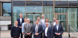 Bürgermeisterkonferenz in Ratingen (v.l.n.r.): Daniel Zimmermann (Monheim), Björn Kerkmann (Erster Beigeordneter Heiligenhaus), Sandra Pietschmann (Mettmann), Landrat Thomas Hendele, Regierungspräsident Thomas Schürmann, Rainer Ritsche (Wülfrath), Klaus Pesch (Ratingen), Dr. Bettina Warnecke (Haan), Frank Schneider (Langenfeld), Dr. Claus Pommer (Hilden) und Christoph Schultz (Erkrath). Dirk Lukrafka (Velbert) war verhindert. Foto: Stadt Ratingen