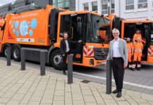 Bürgermeister Klaus Pesch (vorn) und Umweltdezernent Prof. Dr. Bert Wagener präsentierten die neuen Wasserstoff-Abfallfahrzeuge, die ab sofort emissionsfrei auf Ratingens Straßen unterwegs sind. Foto: Stadt Ratingen