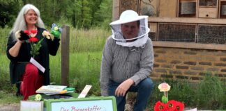 Angelika Genieser und Klaus Mönch von der Abteilung Umwelt-, Klima- und Naturschutz präsentieren die beiden Bienenlernkoffer. Foto: Stadt Ratingen/Archiv