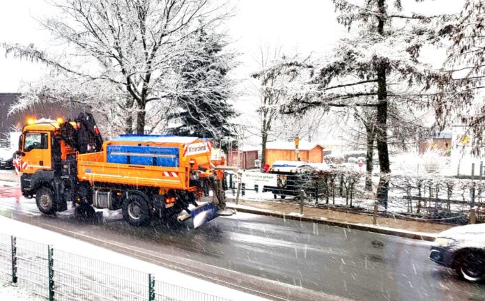Der Winterdienst - hier in Velbert - ist bereits unterwegs. Foto: Volkmann