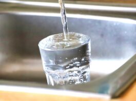 Stadtwerke: Trinkwasserversorgung weiterhin gesichert Trinkwasser fließt in ein Glas. Foto: Volkmann
