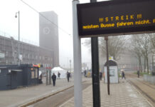 Eine Anzeigetafel an der Straßenbahnhaltestelle vor dem Düsseldorfer Hauptbahnhof zeigt Streik an. Foto: VZ NRW