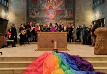 Der Regenbogenprojektchor unter der Leitung von Kirchenmusiker Oleg Pankratz. Foto: AG Regenbogenkirche