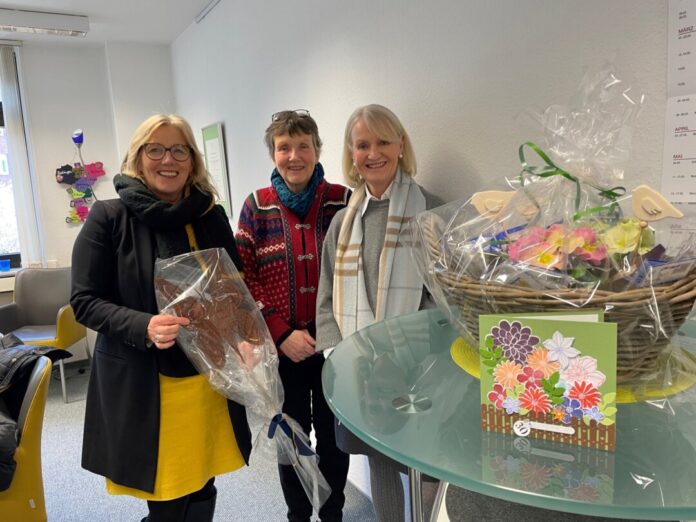 Blumen zum 30-jährigen Bestehen des Frauenhauses: SKFM-Vorstandvorsitzende Lilo Löffler mit den Vertreterinnen des Inner Wheel Clubs Hilden-Haan-Neandertal, Ingrid Theissen und Andrea Neumann. Foto: Verein