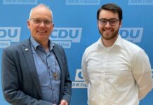 Der Landtagsabgeordnete Martin Sträßer mit dem Studenten Alexander Dzikonski. Foto: Büro Sträßer