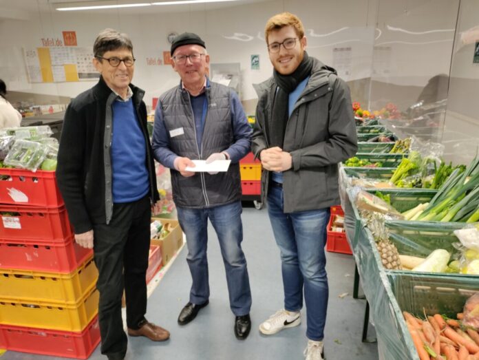 Fraktionsvorsitzender Manfred Hoffmann (l.) und Ratsherr Niels Sperling (r.) besuchten den Wülfrather Tafelstandort und konnten Standortleiter Bernd Arnold (m.) eine Spende der Fraktionsmitglieder überreichen. Foto: SPD
