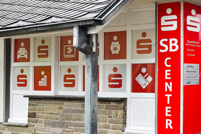 33_VE_Sparkasse_Langenberg Das Selbstbedienungsterminal der Sparkasse steht In Langenberg am Froweinplatz wie gewohnt zur Verfügung. Die Beschäftigten der Filiale müssen nochmal in einen neuen Ersatzstandort umziehen. Archivfoto: Sparkasse HRV