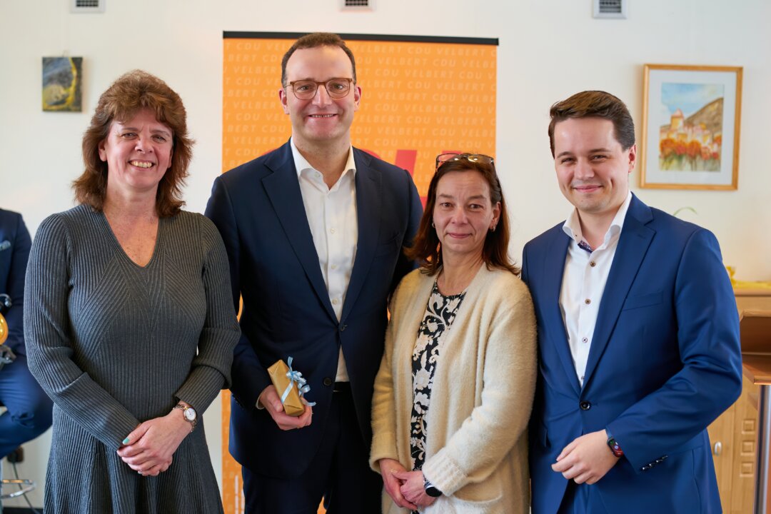 Freude über den Besuch aus Berlin: Die stellvertretende CDU-Ortsvorsitzende Kerstin Ringel, Bundestagsabgeordneter Jens Spahn, Nicole Zander (stellv. Vorsitzende) und der Vorsitzenden des Velberter Ortsverbandes Nico Schmidt. Foto: CDU Velbert