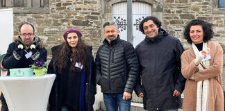 Vertreterinnen und Vertreter der Alevitischen Gemeinde Velbert bei der Aktion vor der Alten Kirche. Foto: privat