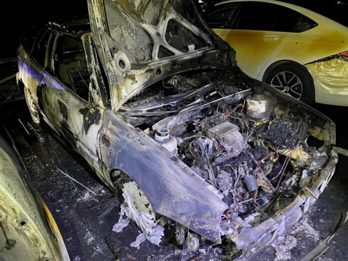 Der VW brannte vollständig aus. Foto: Polizei