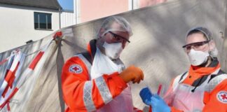 Rotes Kreuz schließt seine letzte Probeentnahmestelle Engagierte des Roten Kreuzes an einer Probenentnahmestelle. Foto: DRK Kreis Mettmann