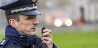Die Polizei hat zwei Männer festgenommen, die sich in Erkrath ein illegales Autorennen geliefert haben sollen. Symbolbild: Polizei