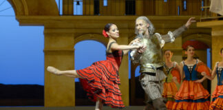 Yanelis Rodriguez (Kitri) und Tomás Ottych (Don Quichotte) in "Don Quichotte". Foto: Bettina Stöß