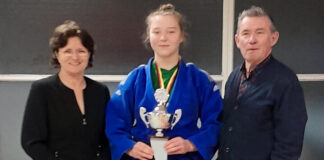 Die stellvertretende Bürgermeisterin, Esther Kanschat, und Hans Werner Mundt vom Stadtsportbund haben Judith Erpeling für ihren Erfolg bei den Judo-Meisterschaften geehrt. Foto: privat
