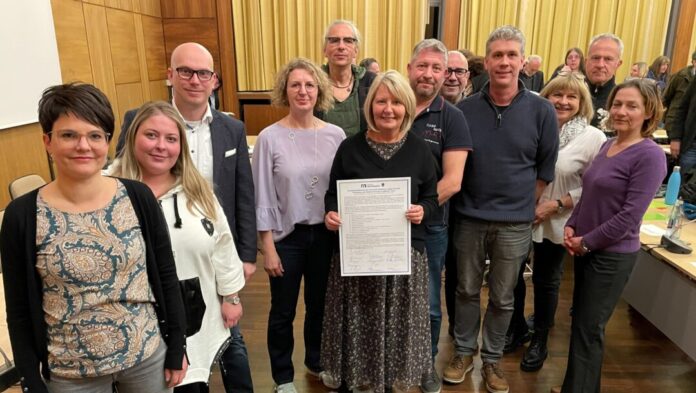 Sie haben die Grundsatzerklärung gegen Gewalt, Rassismus und Diskriminierung unterzeichnet (v. l.): Rebecca Türkis, Linda Neidel, Fabian Kippenberg, Bürgermeisterin Sandra Pietschmann, Nils Lessing, Personalratsvorsitzende Manuela Werner, Thomas Schmitz-Richters (Personalratsmitglied), Beigeordneter Marko Sucic, Christian Barra (Personalratsmitglied), Beigeordnete und Kämmerin Veronika Traumann, Andreas Konrad und Andrea Metz. Foto: Kreisstadt Mettmann