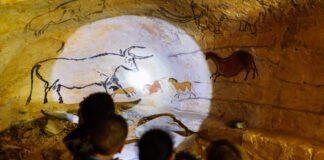 Kinder bestaunen eine Höhlenmalerei. Foto: Neanderthal-Museum