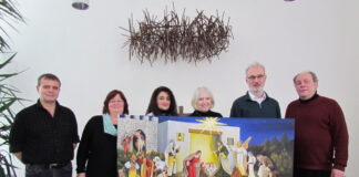 Freude über die Leihgabe der "Tiefenbroicher Krippe" bei Christian Schams (Presbyter), Gudrun Klimpki (Küsterin), Helda Kutish, Regina Franke, Udo Franke (Presbyter) und Stephan Weimann (Pastor). Foto: Manfred Evers