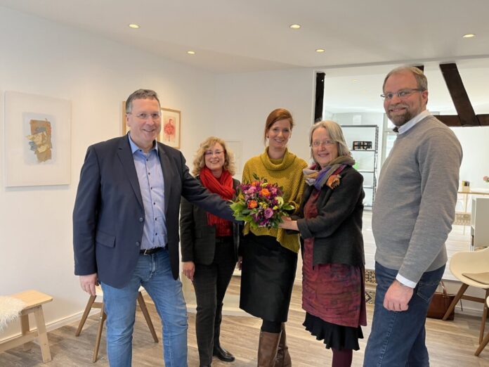 Vom Bürgermeister gab es zur Eröffnung Blumen. Foto: Stadt Wülfrath