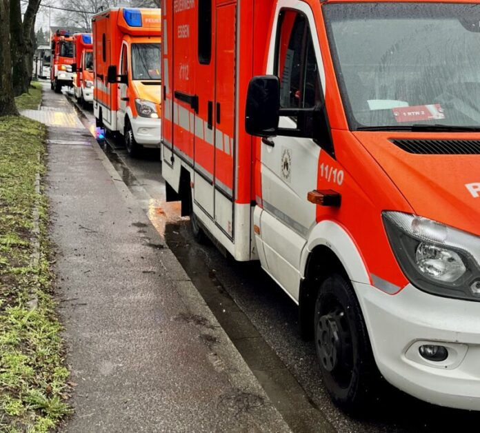 Rettungsmittel an der Einsatzstelle. Foto: Feuerwehr Essen